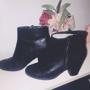 Black Heeled Booties 🖤